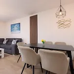 Sea & View For Five Persons Διαμέρισμα Πόρετς